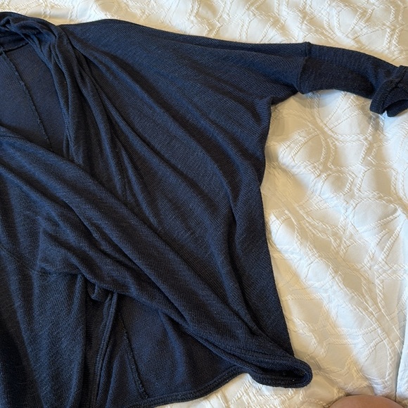 Flowy navy sweater top size small - Picture 2 of 2